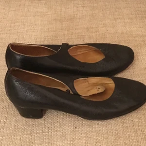 Supersöta 60talsskor - Fina skor från England och 60-talet. Bra skick men kan behöva sulas. Storlek 4,5 eller 37 (storlek stämmer bra). Frakt tillkommer. 