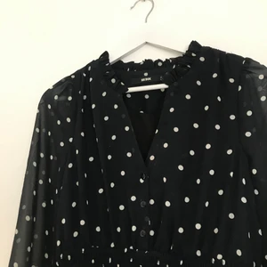 Prickig klänning - Jättefin prickig klänning från bikbok som är superfin till finare tillfällen eller med sneakers på sommaren :) Många intresserade så högst bud vinner 
