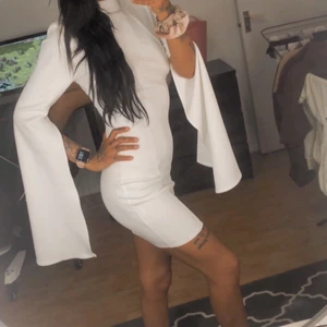 Vit klänning - Jättefin vit klänning, använd 1 gång. Storlek Xs. Nypris 799:-