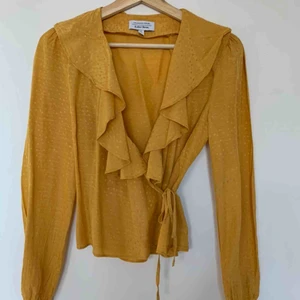  - Gulprickig blus från & other stories. Använd någon enstaka gång, så den är princip som ny! Frakt tillkommer 🌼