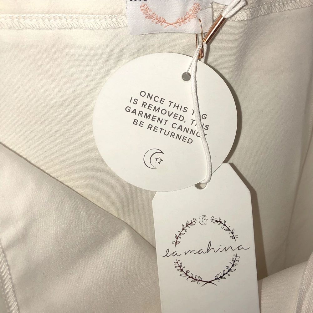 En superfin vit kjol köpt på NaKd! Den är aldrig använd och visar ens former superfint. Jag är en S med rätt breda höfter och den var lite tight, så passar XS och S. Köpt för 150 kr på rea, jag säljer för 65🥰 Köparen stårför frakt.. Kjolar.