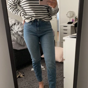 Blåa mom jeans - Extremt fina jeans från NAKD som dock är för små för mig. Jag har använt de en gång och de är som nya. Frakten står kunden för själv :)