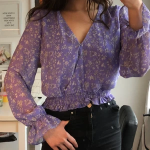 Lila blus i nyskick - Använd en gång, inte riktigt min färg! Köpare står för frakt💜