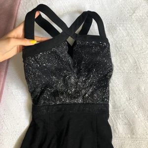 Sexig festklänning  - en oteeroligt snygg, glittrig och kort festklänning i storlek XS 💘 Använd 2 gånger, så i princip som ny!  Kan mötas upp i Örebro, annars frakt på 63kr! 