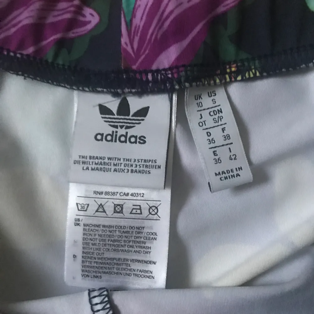 Jättefina blommiga träningstights från Adidas. Använda en gång. Priset är inkl. frakt. Jeans & Byxor.