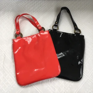 Lackväskor - RÖDA ÄR SÅLD. lackväskor! 100kr/st💘🦋