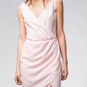 Alhvar Gallery emmi dress - Säljer denna klänning från Ahlvars Gallery fast i vit i storlek m. Den är aldrig använd och går inte längre att få tag på i butik. 