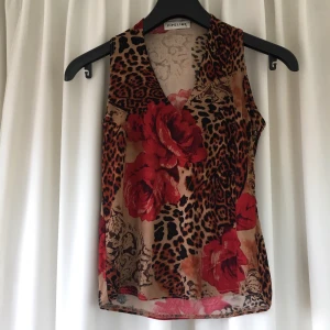 Linne i fint mönster - Topp med superfint mönster. Bekväm och i mycket gott skick🥀🐆