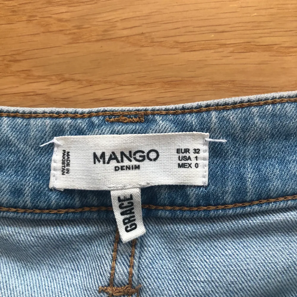 Säljer dessa perfekta mom jeansen, eftersom de tyvärr har blivit för små för mig. Köpta i Nice (Frankrike). Väldigt fina jeans i ett bra skick. Fraktpris: ca 50kr😊. Jeans & Byxor.