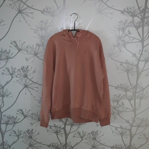 Hoodie - Hoodien är laxrosa skulle jag nog säga och den är riktigt stor i storleken då jag oftast använder M. Kan mötas upp i Karlstad eller närheten, annars står köparen för frakten. ❤️