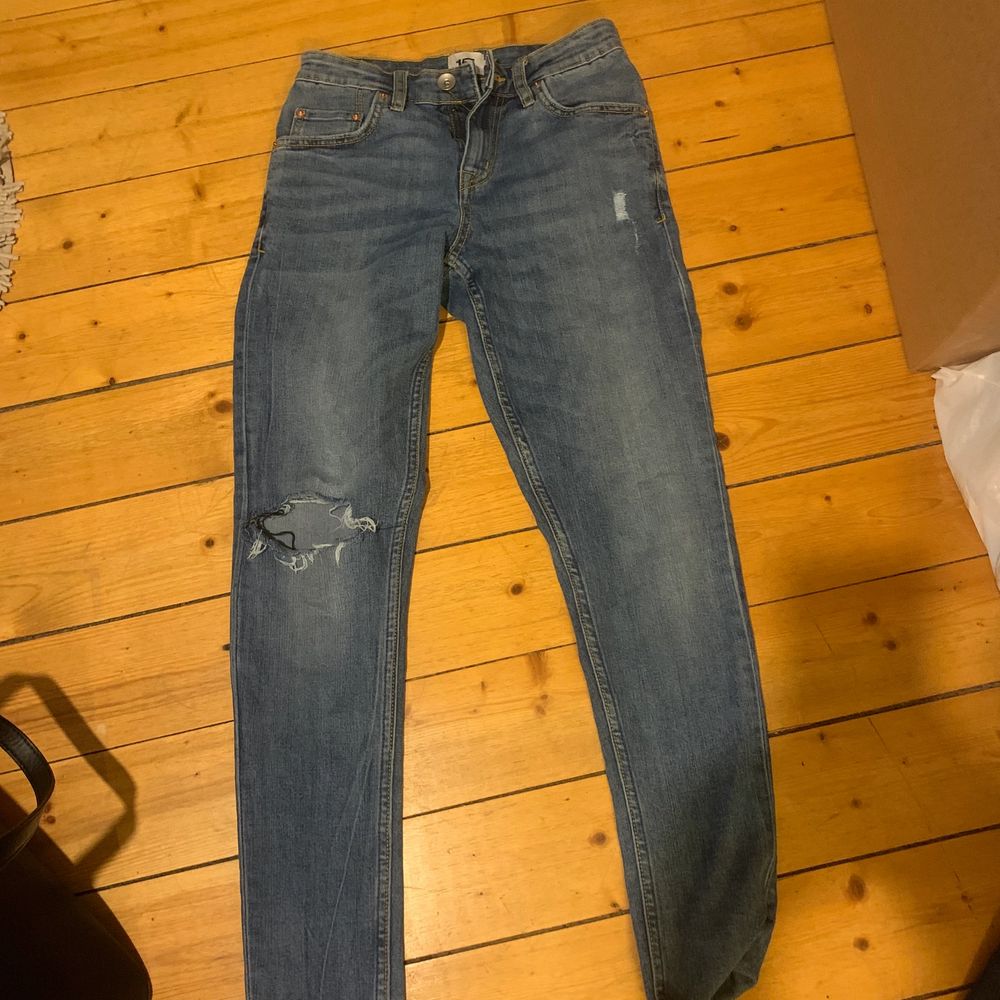 blåa jeans ifrån lager 157 med hål på ena knät. strl xs men skulle även passa s. Jeans & Byxor.