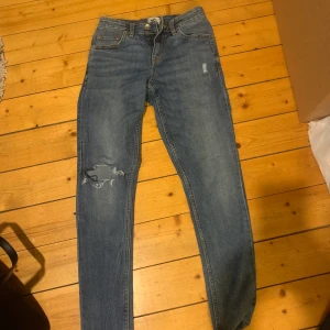 jeans ifrån lager 156 - blåa jeans ifrån lager 157 med hål på ena knät. strl xs men skulle även passa s
