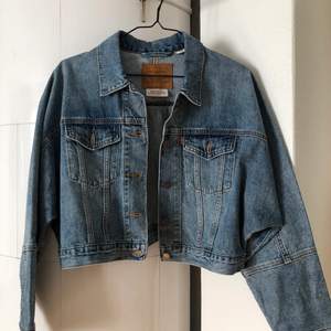 Levis jeans jacket, perfect conditions, loose fit, size S.