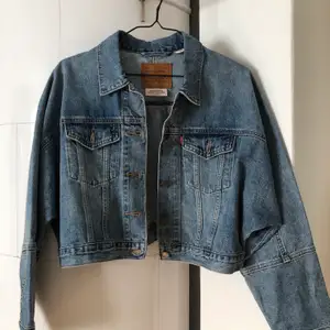 Levis jeans jacket, perfect conditions, loose fit, size S.