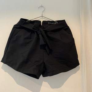 Jättesköna shorts med dragkedja baktill och knytband fram. Köpare står för frakt 💓🌸