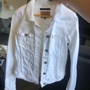 Vit jeansjacka - Snygg vit jeansjacka från Only. Använd Max 2 gånger. Passar xs-s.