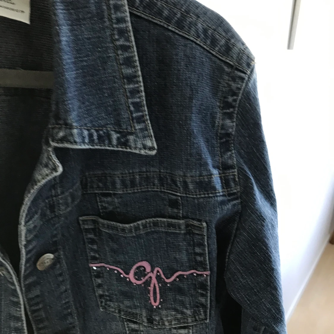 Vintage jeansjacka med rosa detaljer  - 91