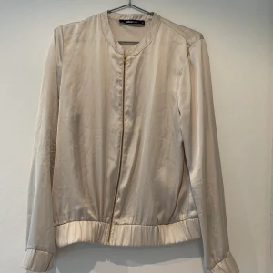 Tunn jacka  - Tunn jacka i fint skick, har dock spruckit lite i sömnen på insidan av ena armen. Därav billigare pris! Köpare står för frakt 💓🌸