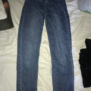 Jeans  - Jättesnygga jeans från hm storlek 34 avklippta ner till 