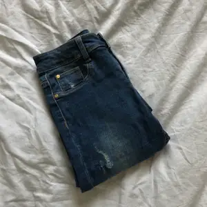 Snygga skinny jeans med slitningarna i storlek XS jeansen är använda men är i bra skick säljer pga att jag måste bli av med kläder🤍