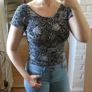 Topp - Cool topp med unikt mönster och djupare rygg, står storlek L men sitter även bra på mig som har M😊