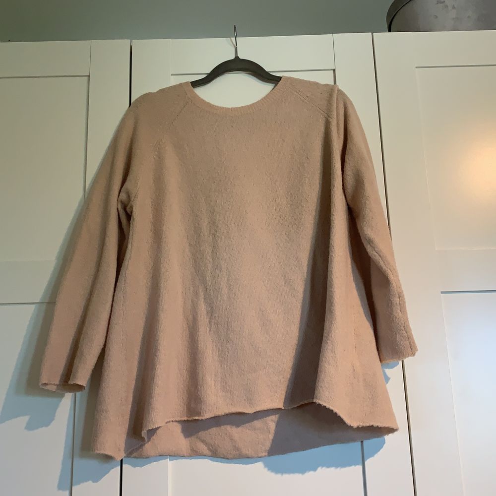 Fin tunn stickad tröja från laget 157. Använd en eller två gånger. Skulle säkert också bli fin croppad🥰. Stickat.