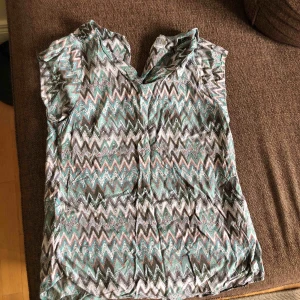  - T-shirt från märket Saint Tropez.Lite kortare ärmar än på vanliga t-shirts. Köparen står för frakt 🤠