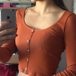 Ribbad långärmad kort tröja - Tycker tröjan är jättesnygg men den kommer inte till användning av mig. Knapparna går inte att knäppa upp. 🌻✨frakten står köparen för