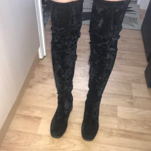 Overknee boots - Väldigt fina ”overknee boots” i sammet, aldrig använda i storlek 39. Svårt att visa på bild hur dem ser ut men skriv vid mer info och bilder. 