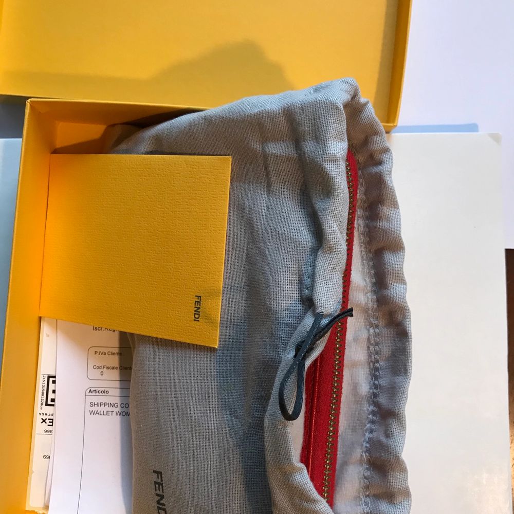 Original Fendi leather wallet in condition. Has many slots for credit cards as well as an inner zip slot with Fendi logo. It comes with all original packaging and dust bag.. Väskor.