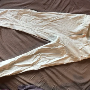 Vita jeans - Vita Molly jeans från Gina. Aldrig använda. Säljer pga. Att det inte är min stil och de är för små för mig nu. Men kan stretchas ut.