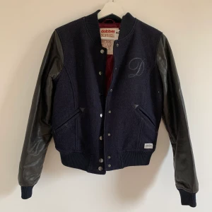 Dobber Bomber - Bomberjacka av märket Dobber i stl 36-38. Köpt second hand och tags sitter kvar. Aldrig använd i min ägo. Fint skick!