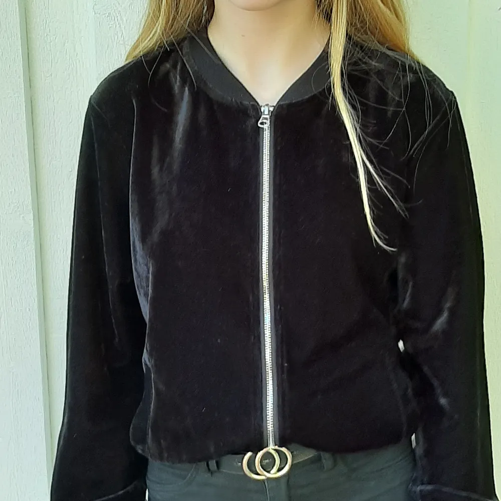 Säljer den här fina svarta tröja/kofta. Den kommer ifrån Kappahl. Är nästan aldrig använd. Frakt tillkommer 🥰❤. Tröjor & Koftor.