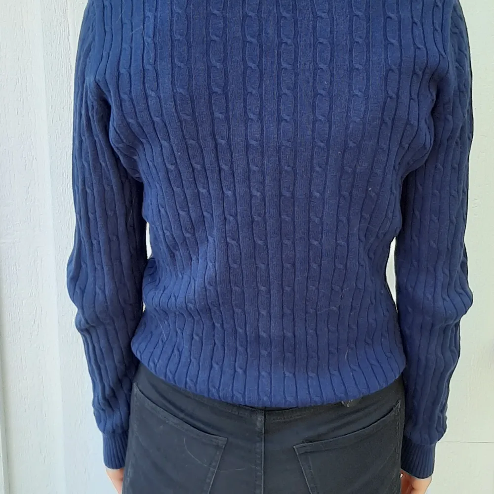 Säljer denna marinblå tröja ifrån ginatricot. Är i bra skick och säljer denna för att den är för liten. Frakt tillkommer 🥰❤. Tröjor & Koftor.