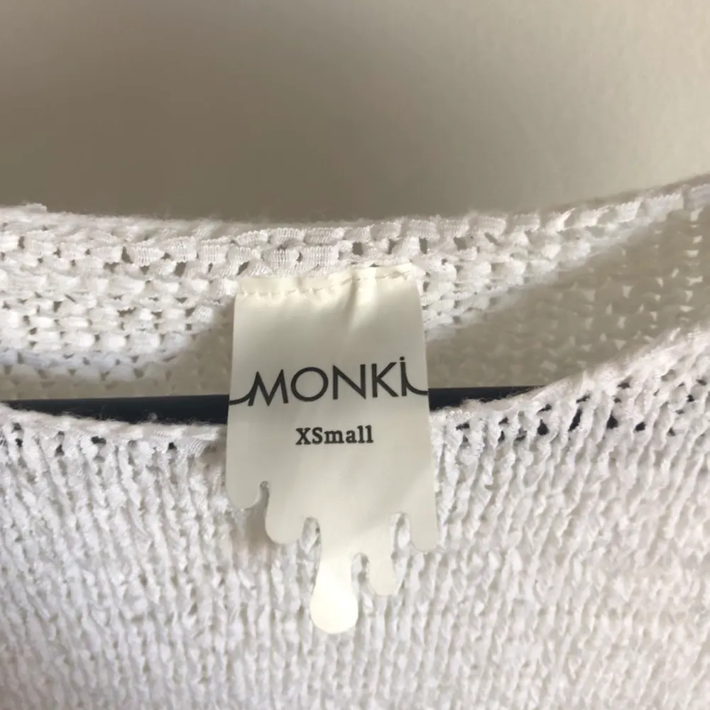 En vit stickad tröja från Monki i storlek XS. I fint skick. Stickat.