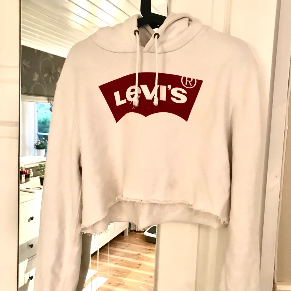 En äkta Levi’s hoodie som jag själv har croppat! Sparsamt använd med några små fläckar på framsidan, annars jättefin 🥰 Frakt tillkommer, skicka meddelande för mer info. Hoodies.
