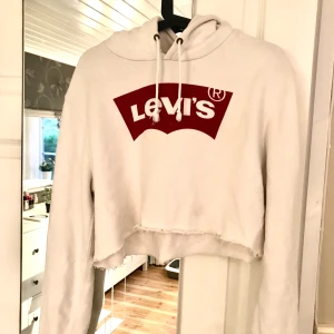 Levi’s hoodie - En äkta Levi’s hoodie som jag själv har croppat! Sparsamt använd med några små fläckar på framsidan, annars jättefin 🥰 Frakt tillkommer, skicka meddelande för mer info