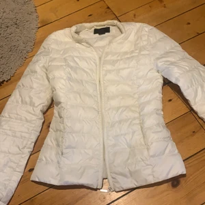 Dunjacka från H&M strl Xs - bra skicka, inte använts mycket. köpare står för frakt, annars möts upp i Åkersberga, Täby eller stockholm