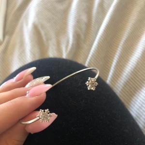 armband - justerbart armband med snöflingor på, såå fint. vet tyvärr inte var jag köpte.