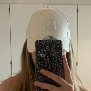 Vit keps  - En helt vanlig vit keps. Nyskick. Pris-70kr