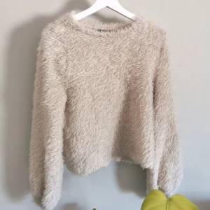 Mysig tröja Gina Tricot - Mysig tröja i champagne från Gina Tricot, fint skick. Ballongärm. Köparen står för frakt. 