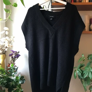Pullover Knit Vest Monki  - Supermysig stickad väst från monki i storlek S, modellen är dock väldigt oversized. Impulsköp som verkligen inte passade mig men som förhoppningsvis kan glädja någon annan! ❤️ Färgen är Svart. Bredd 120 cm, längd 77 cm.