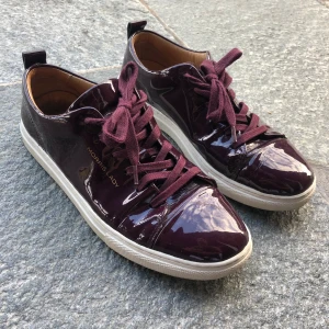 Morris Lady Sneakers - Säljer dessa snygga Morris Lady sneakers som är använda fåtal gånger och nyskick. Storlek 39 och sköna att gå i! Nypris 1000 säljs för 450