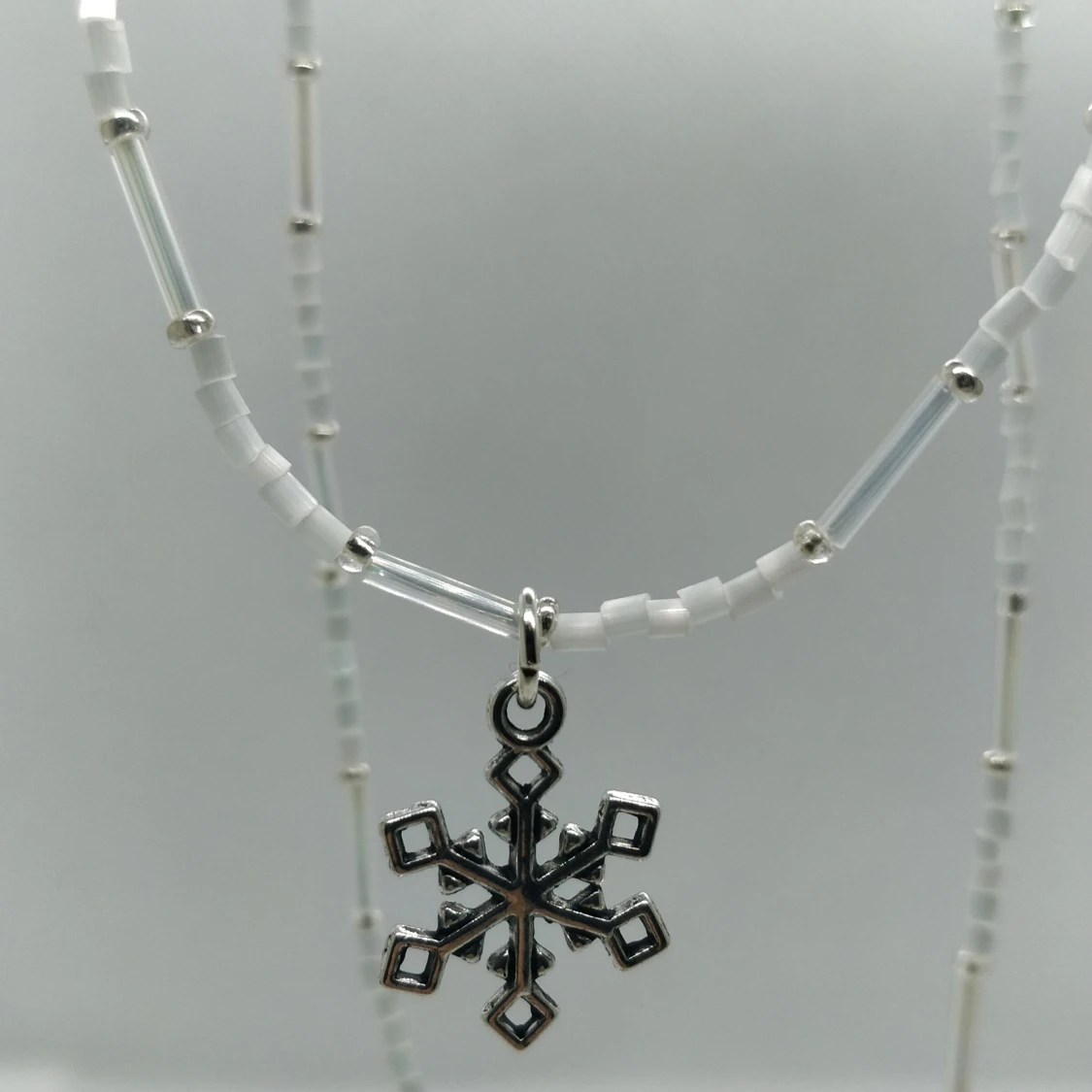 Handgjort snöflings-halsband 