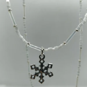 Handgjort snöflings-halsband  - Handgjort halsband med en snöflinga ❄️