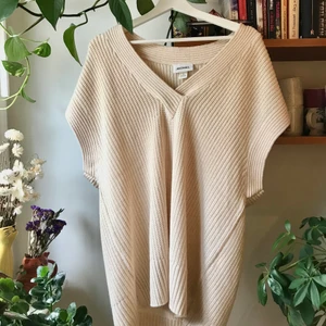 Pullover Knit Vest Monki - Supermysig stickad väst från monki i storlek S, modellen är dock väldigt oversized. Impulsköp som verkligen inte passade mig men som förhoppningsvis kan glädja någon annan! ❤️ Färgen är beige/vit. Bredd 120 cm, längd 77 cm.