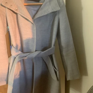 Grå Vero Moda Kappa - En grå kappa från Vero Moda i storlek S. Knappt använd och ser ut som ny.