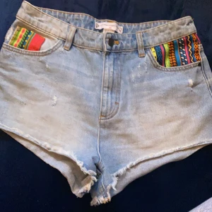 Snygga jeansshorts - Snygga jeansshorts i storlek 38. Jag som 36a kan ha dessa. Fina slitningsdetaljer 🥰 