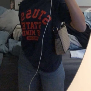 Stussy tshirt - Tshirt köpt på plick från märket stussy. Säljer då den aldrig används! Fungerar för xs-m beroende på hur du vill att den ska sitta.