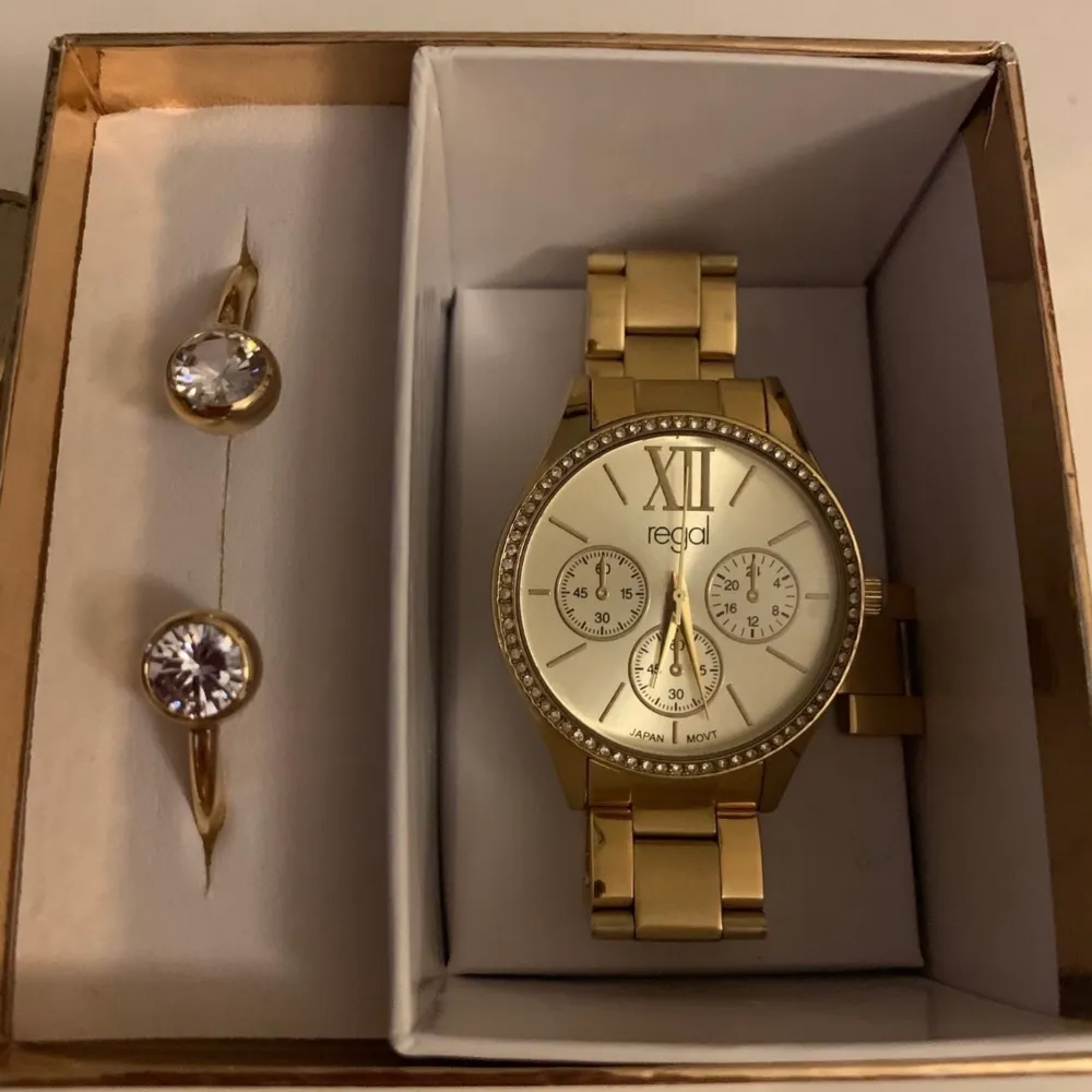 Guldfärgad klocka och armband från Regal. Armbandet är aldrig använd och klockan är använd endast ett par gånger, nästan som ny. Säljer då dom inte kommer till användning. Säljer för 150 eller budgivning om flera är intresserade💕 köparen står för frakt. Accessoarer.